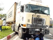 Bóng đá anh, ngoại hạng anh, lịch thi đấu euro 2012,  Xe container leo dải phân cách, 50 người suýt chết 